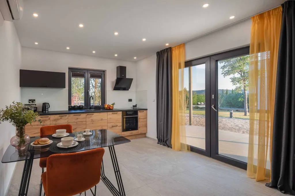 Private Villa with Pool and Tennis Court in Šibenik