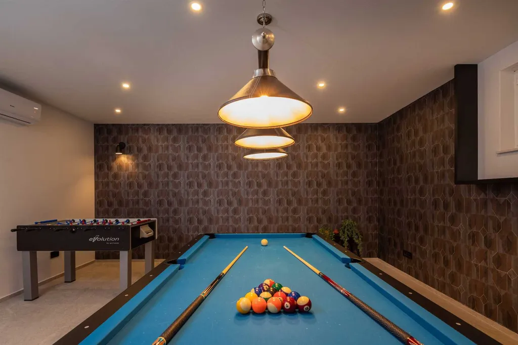 Private Villa with Pool and Tennis Court in Šibenik