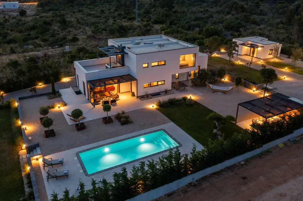 Private Villa with Pool and Tennis Court in Šibenik