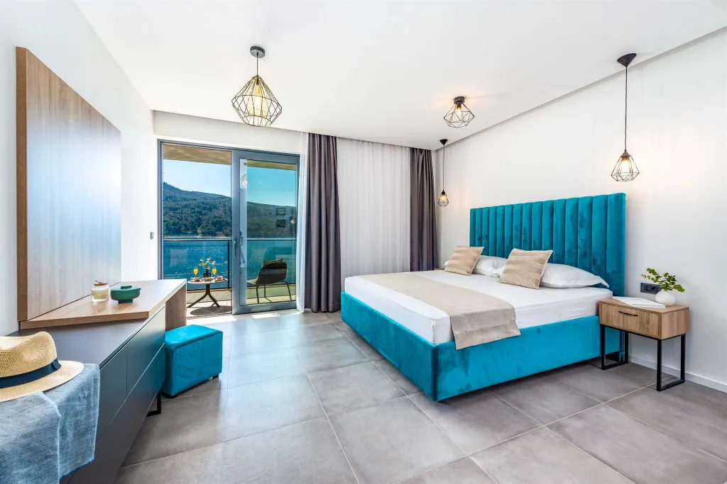 Modern Seafront Villa with Pool in Slano