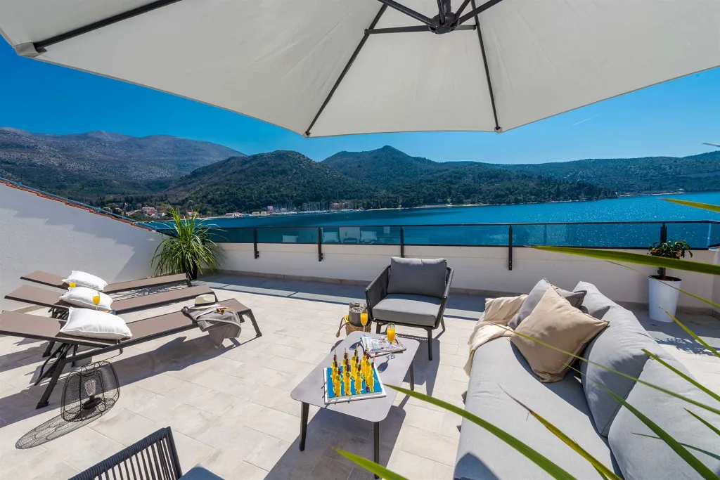 Modern Seafront Villa with Pool in Slano