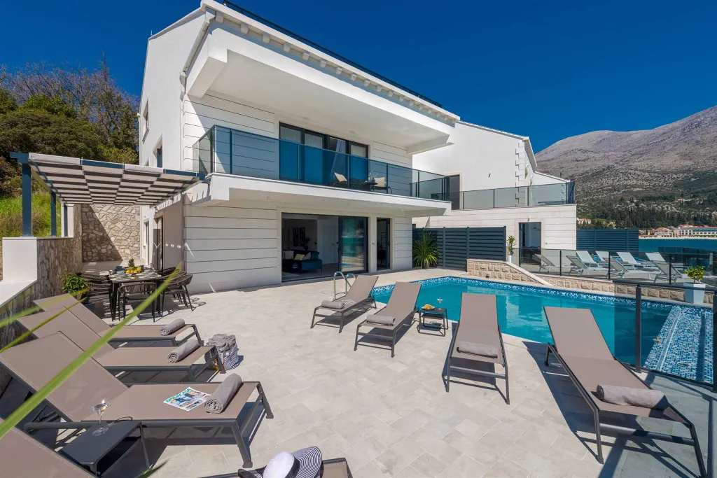 Modern Seafront Villa with Pool in Slano