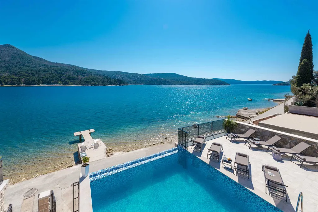 Modern Seafront Villa with Pool in Slano