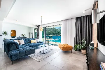 Modern Seafront Villa with Pool in Slano