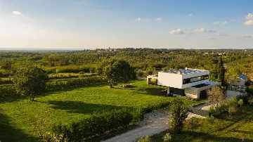 Spacious Modern Villa Retreat with Pool in Baderna