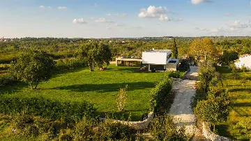 Spacious Modern Villa Retreat with Pool in Baderna