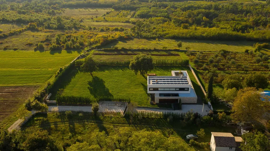 Spacious Modern Villa Retreat with Pool in Baderna