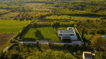 Spacious Modern Villa Retreat with Pool in Baderna