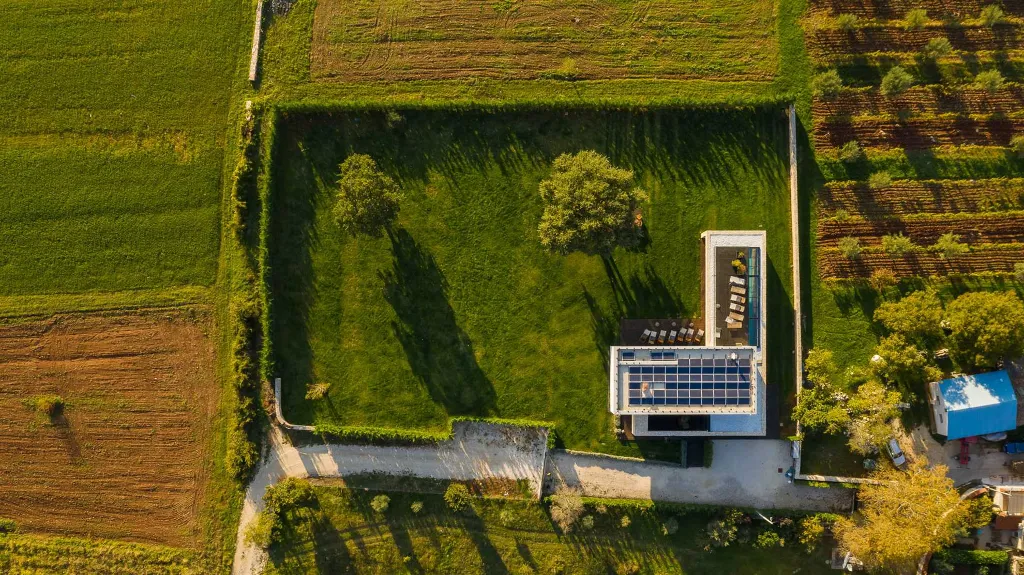 Spacious Modern Villa Retreat with Pool in Baderna