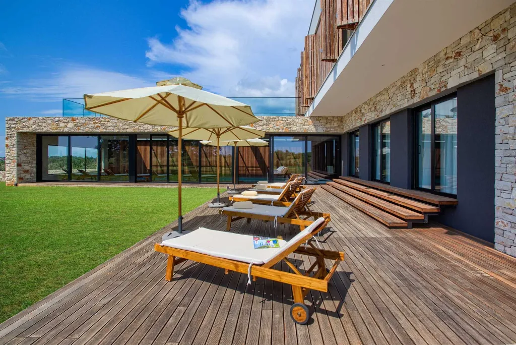 Spacious Modern Villa Retreat with Pool in Baderna