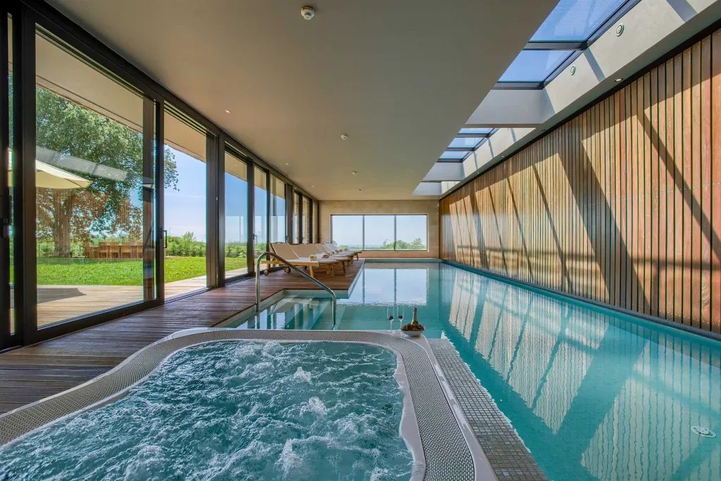 Spacious Modern Villa Retreat with Pool in Baderna