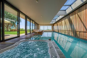 Spacious Modern Villa Retreat with Pool in Baderna