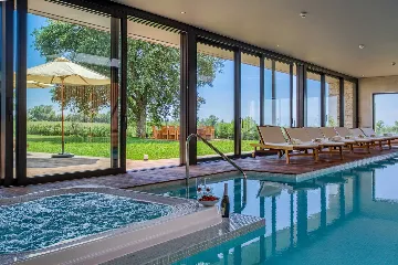 Spacious Modern Villa Retreat with Pool in Baderna