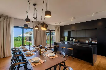 Spacious Modern Villa Retreat with Pool in Baderna