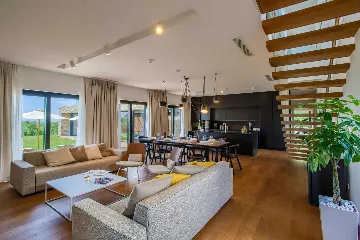 Spacious Modern Villa Retreat with Pool in Baderna