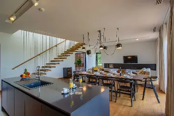 Spacious Modern Villa Retreat with Pool in Baderna