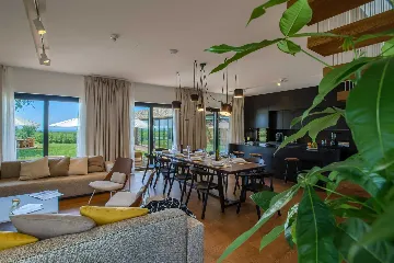 Spacious Modern Villa Retreat with Pool in Baderna