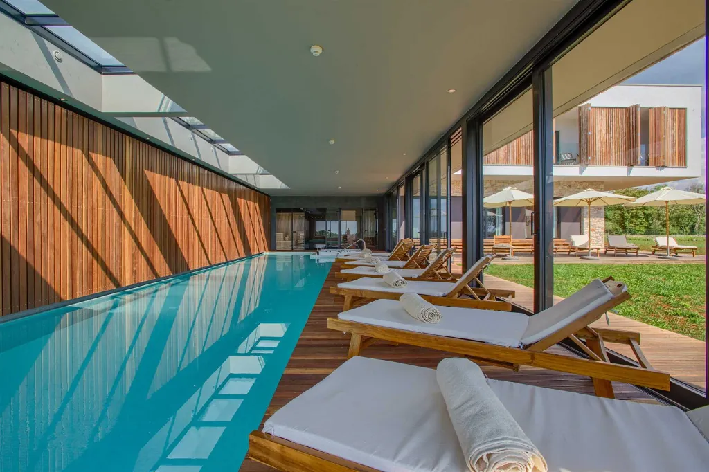 Spacious Modern Villa Retreat with Pool in Baderna