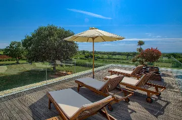 Spacious Modern Villa Retreat with Pool in Baderna