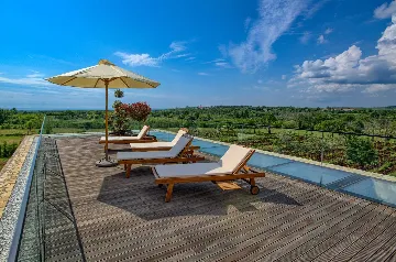 Spacious Modern Villa Retreat with Pool in Baderna