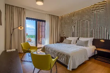 Spacious Modern Villa Retreat with Pool in Baderna