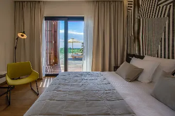 Spacious Modern Villa Retreat with Pool in Baderna