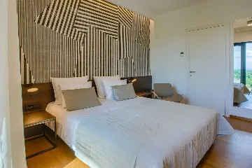 Spacious Modern Villa Retreat with Pool in Baderna