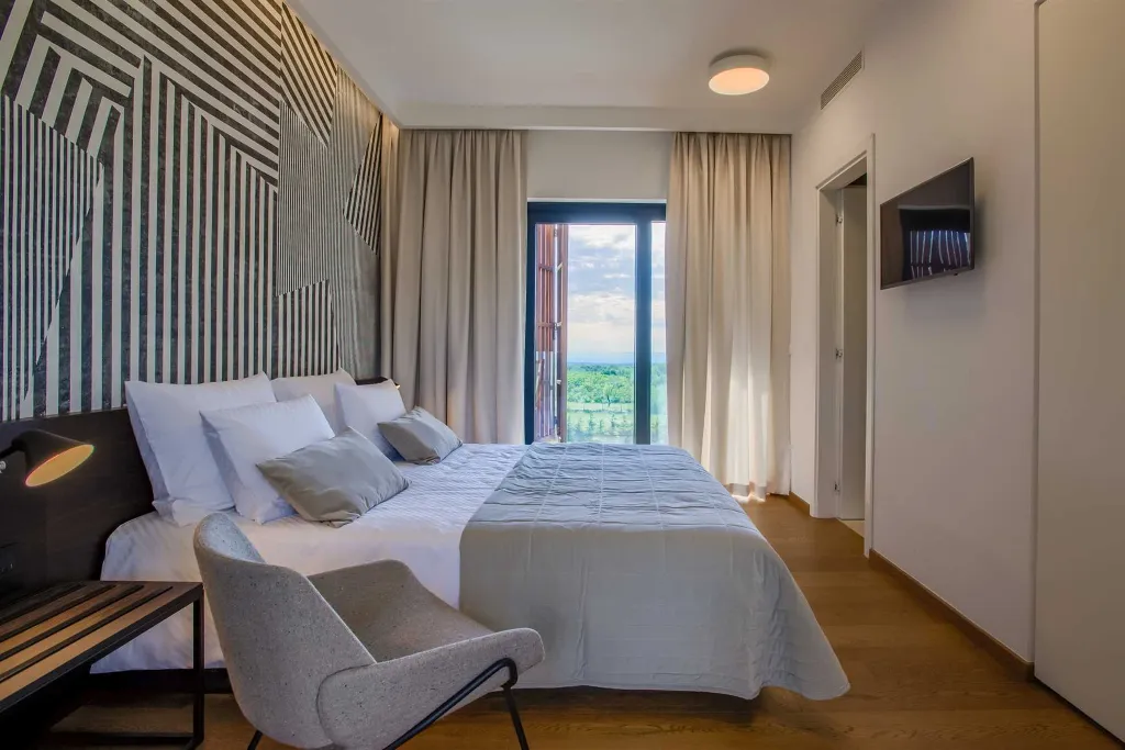 Spacious Modern Villa Retreat with Pool in Baderna