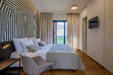 Spacious Modern Villa Retreat with Pool in Baderna