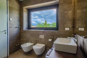 Spacious Modern Villa Retreat with Pool in Baderna