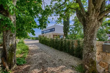 Spacious Modern Villa Retreat with Pool in Baderna