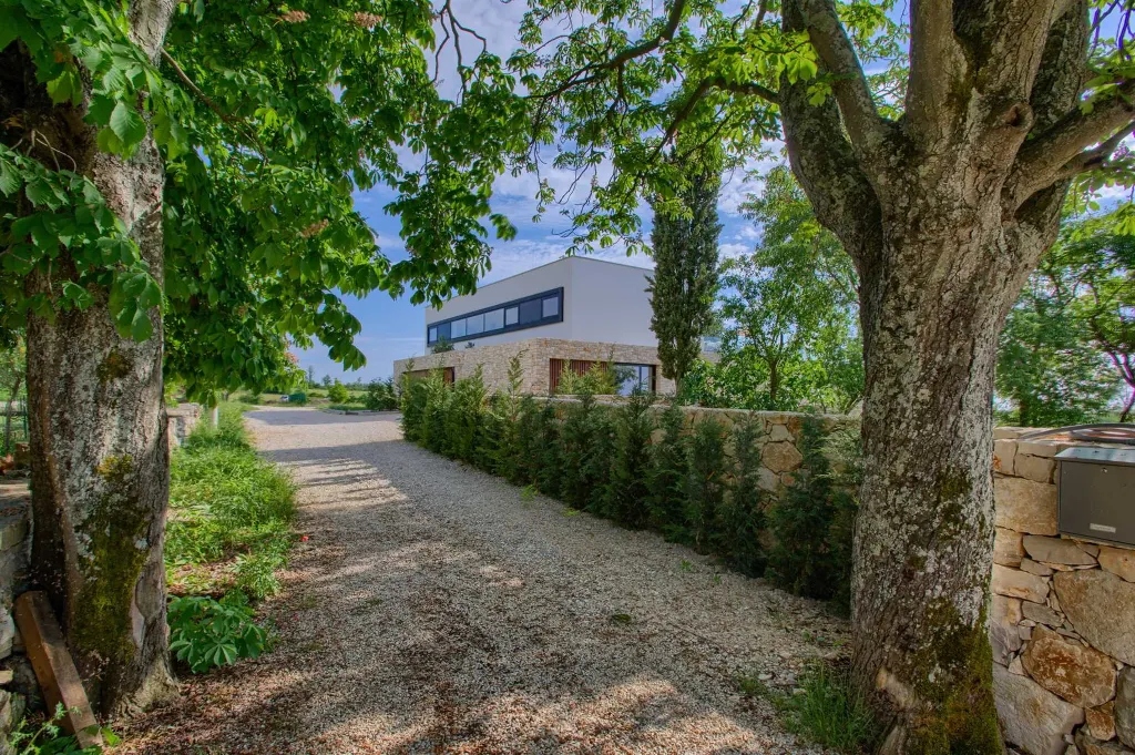 Spacious Modern Villa Retreat with Pool in Baderna