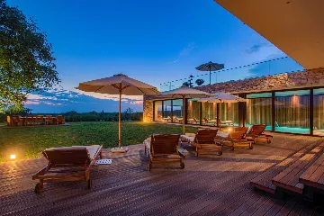 Spacious Modern Villa Retreat with Pool in Baderna