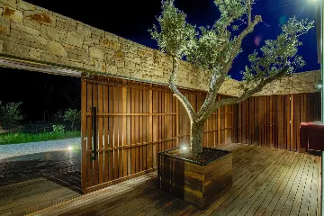 Spacious Modern Villa Retreat with Pool in Baderna