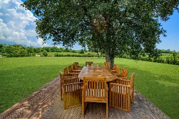 Spacious Modern Villa Retreat with Pool in Baderna