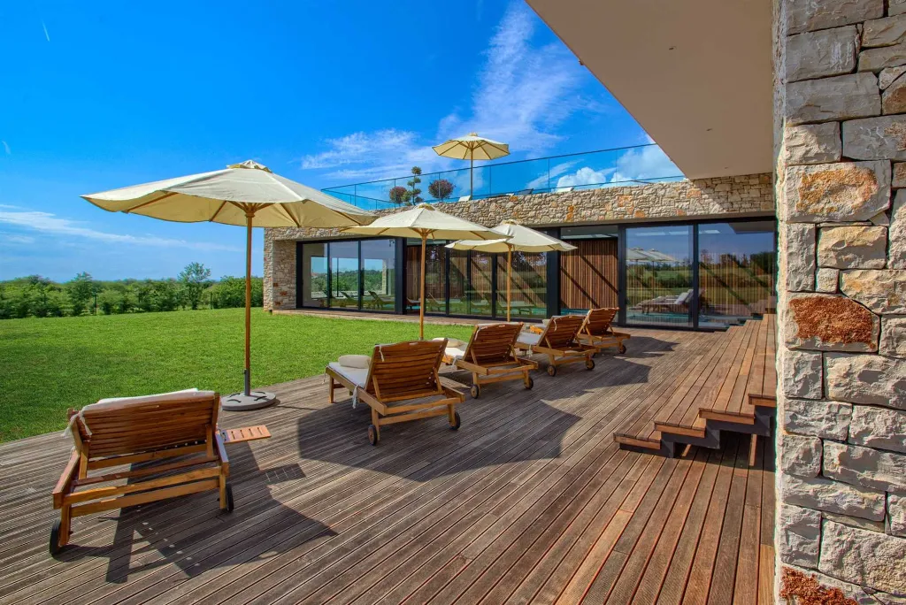 Spacious Modern Villa Retreat with Pool in Baderna