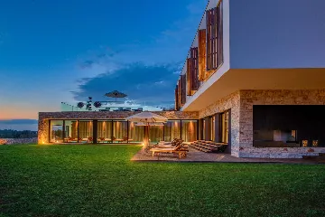 Spacious Modern Villa Retreat with Pool in Baderna