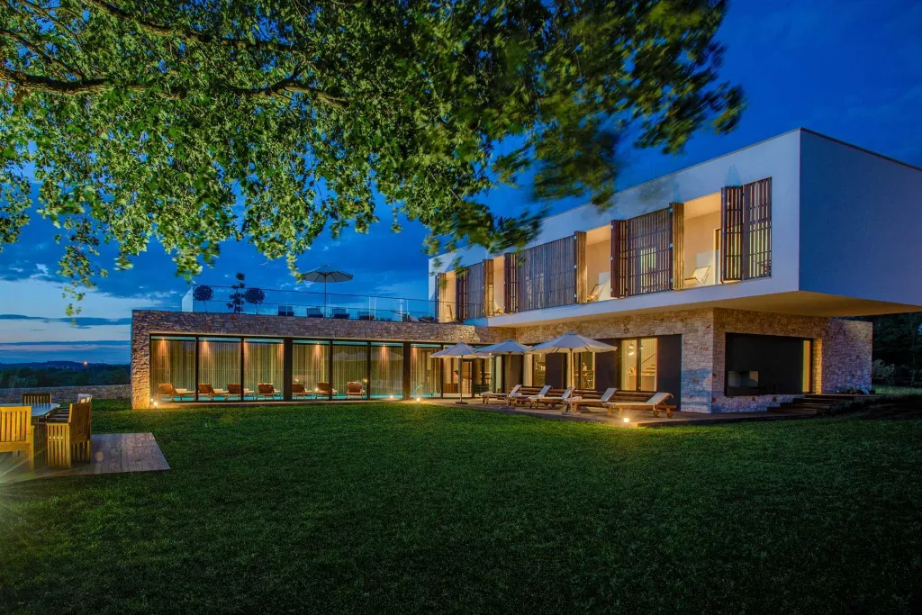 Spacious Modern Villa Retreat with Pool in Baderna