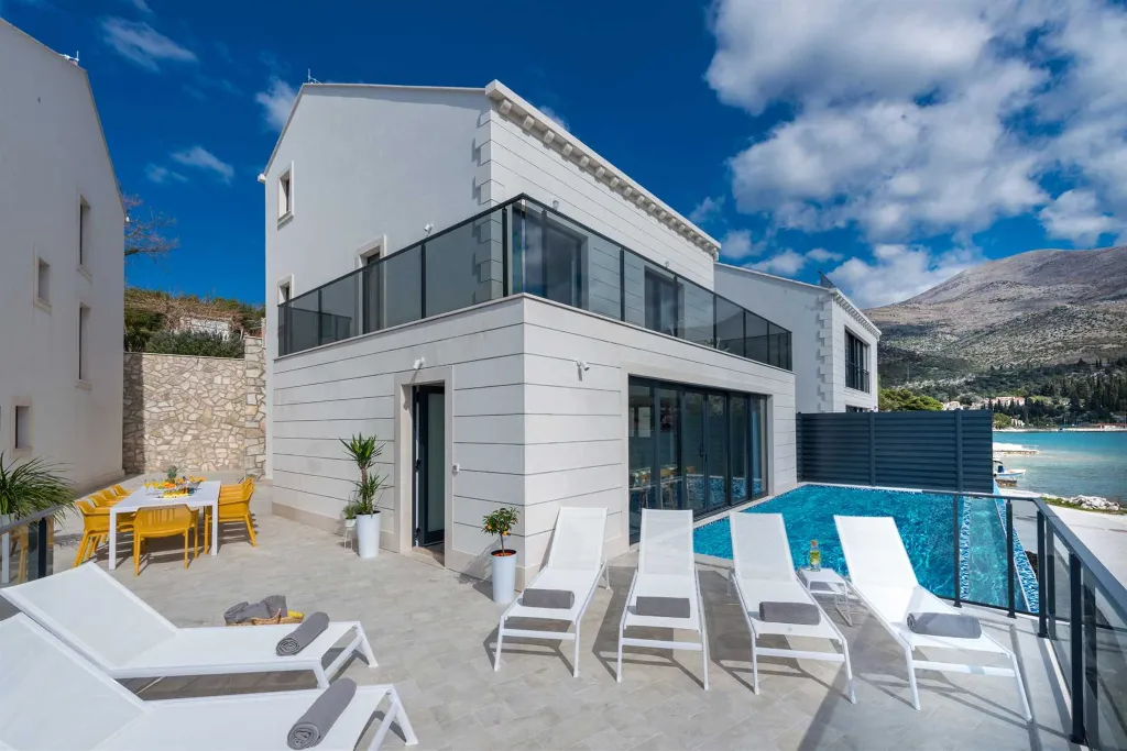 Coastal Villa with Infinity Pool in Slano