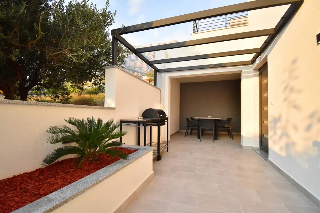 Modern Villa with Heated Pool in Makarska