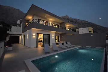 Modern Villa with Heated Pool in Makarska