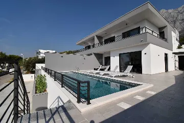 Contemporary Villa with Heated Pool in Makarska