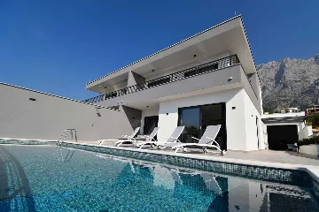 Contemporary Villa with Heated Pool in Makarska