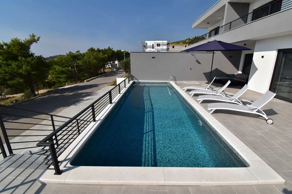 Contemporary Villa with Heated Pool in Makarska