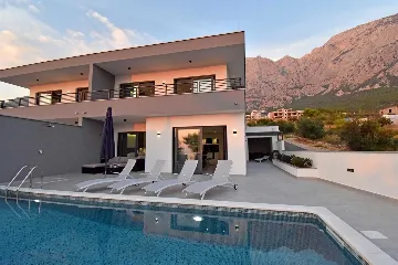 Contemporary Villa with Heated Pool in Makarska