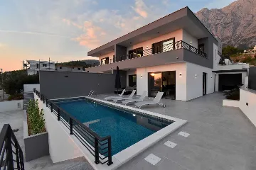 Contemporary Villa with Heated Pool in Makarska