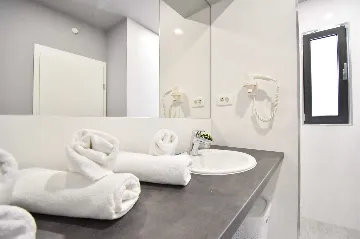 Contemporary Villa with Heated Pool in Makarska