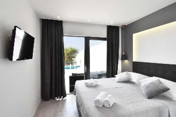 Contemporary Villa with Heated Pool in Makarska