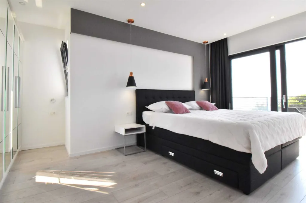 Contemporary Villa with Heated Pool in Makarska