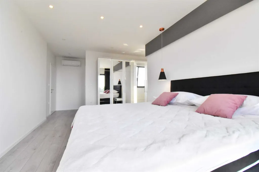 Contemporary Villa with Heated Pool in Makarska